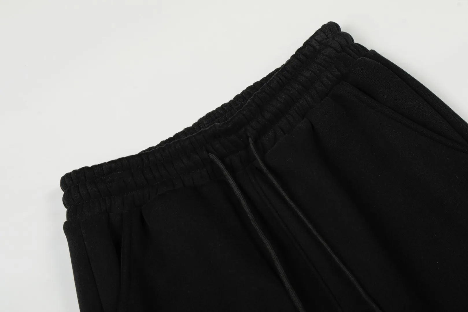 P230 Top quality" Style number: T7005# [Ralph Lauren solid color pony embroidered logo thickened velvet legged trousers] ✅Ralph Lauren Ralph Lauren classic basic versatile unisex autumn and winter velvet legged trousers ✅Pure cotton high-gram velvet thickened fabric The upper body is comfortable and warm ✅The version is restored to the original version The maximum size can be worn up to 180 pounds Loose, comfortable and stress-free ✅The upper body is simple and easy to wear ootd must-have. Good-looking clothes are never picky. A must-have in couples’ wardrobes. Size: S-XL. Color: Black, Gray, Navy Khaki.